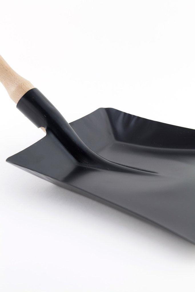 Traditional Black Sheet Metal Dustpan